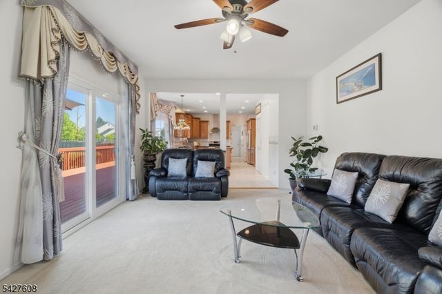 14 Zeller Dr, Franklin Twp., NJ 08873
