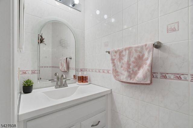 14 Zeller Dr, Franklin Twp., NJ 08873