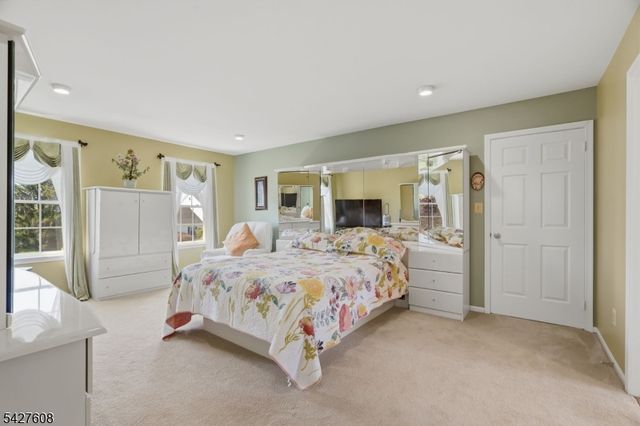 14 Zeller Dr, Franklin Twp., NJ 08873