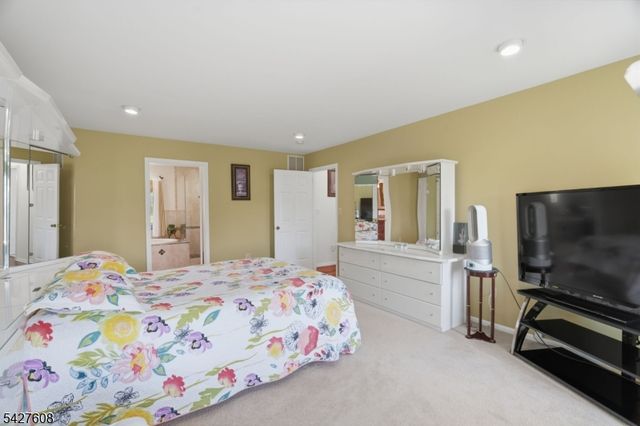 14 Zeller Dr, Franklin Twp., NJ 08873