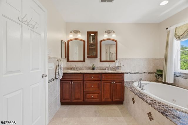 14 Zeller Dr, Franklin Twp., NJ 08873