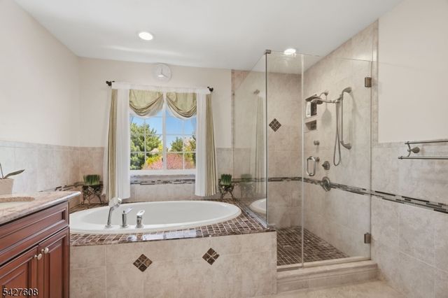 14 Zeller Dr, Franklin Twp., NJ 08873