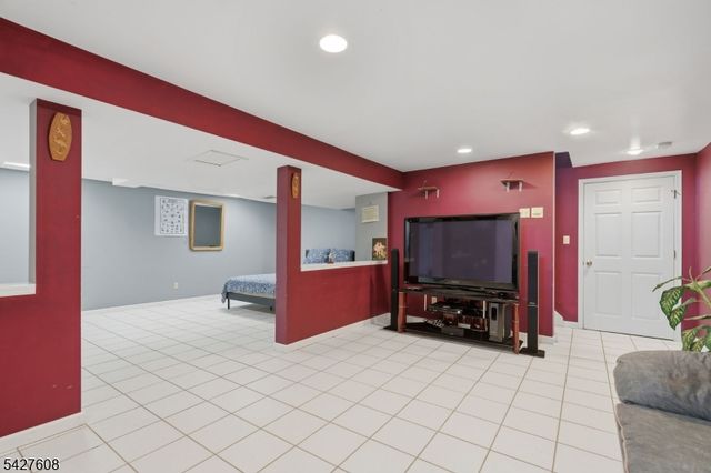 14 Zeller Dr, Franklin Twp., NJ 08873