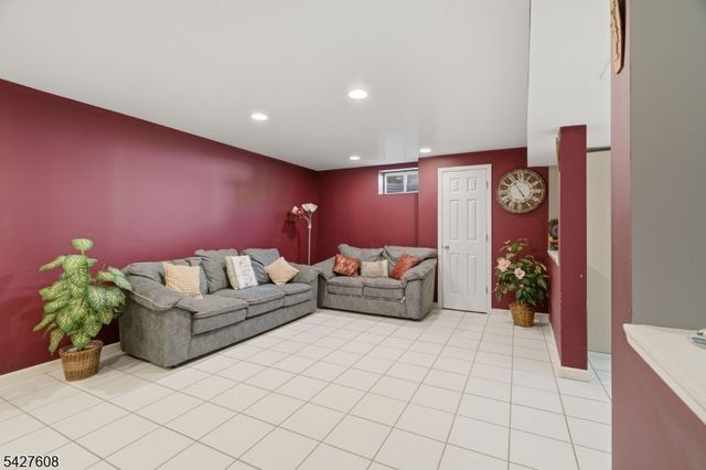 14 Zeller Dr, Franklin Twp., NJ 08873
