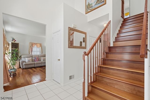 14 Zeller Dr, Franklin Twp., NJ 08873