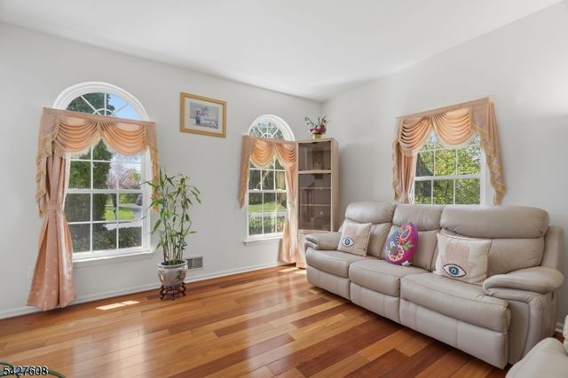 14 Zeller Dr, Franklin Twp., NJ 08873