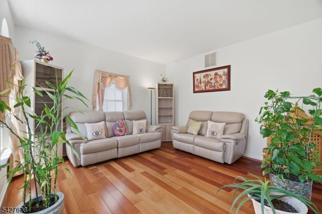 14 Zeller Dr, Franklin Twp., NJ 08873