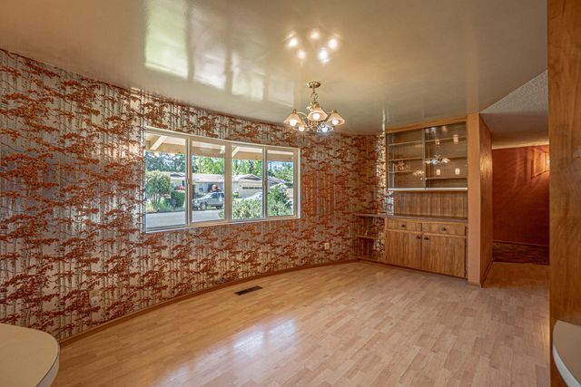 10 Donna Way, Central Point, OR 97502