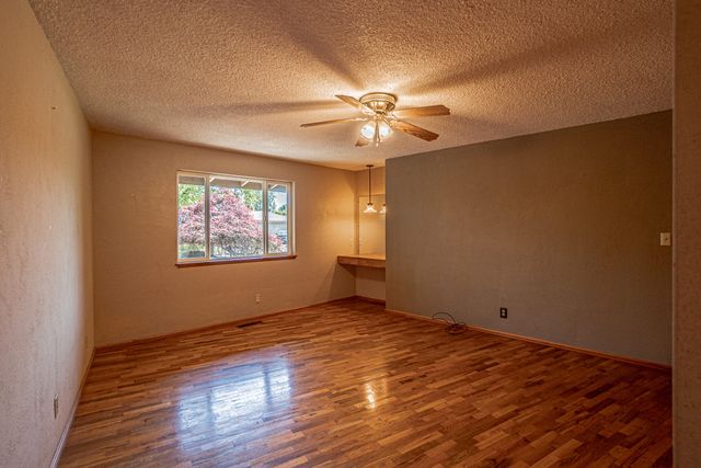 10 Donna Way, Central Point, OR 97502