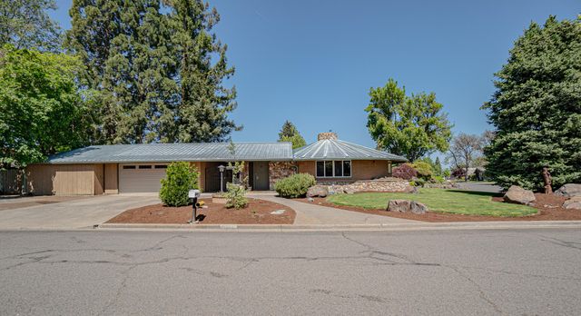 10 Donna Way, Central Point, OR 97502