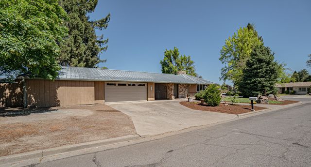 10 Donna Way, Central Point, OR 97502