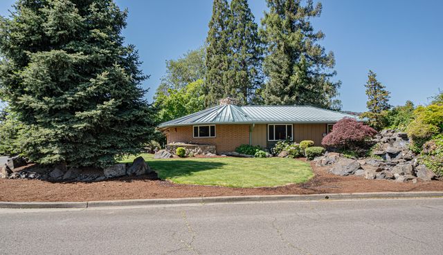 10 Donna Way, Central Point, OR 97502