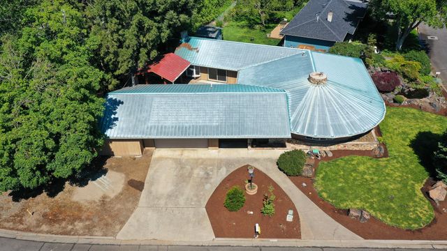 10 Donna Way, Central Point, OR 97502