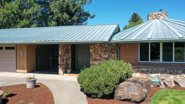 10 Donna Way, Central Point, OR 97502