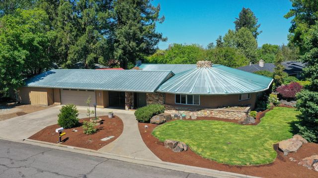 10 Donna Way, Central Point, OR 97502