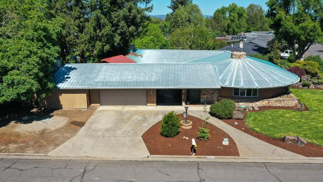 10 Donna Way, Central Point, OR 97502