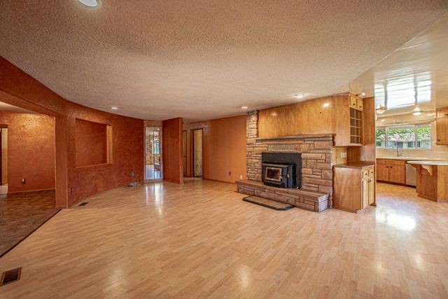 10 Donna Way, Central Point, OR 97502