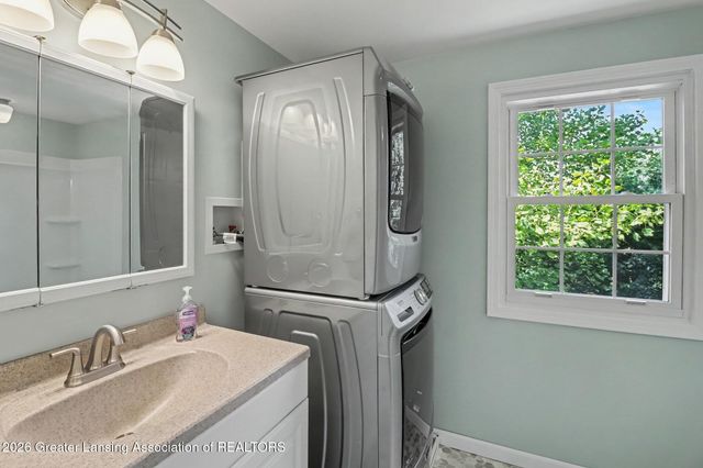 1131 Hillgate Way, Lansing, MI 48912