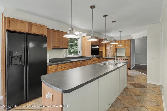 1131 Hillgate Way, Lansing, MI 48912