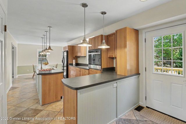 1131 Hillgate Way, Lansing, MI 48912