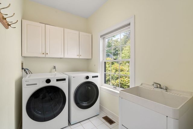38 Upwey Rd, Wellesley, MA 02481