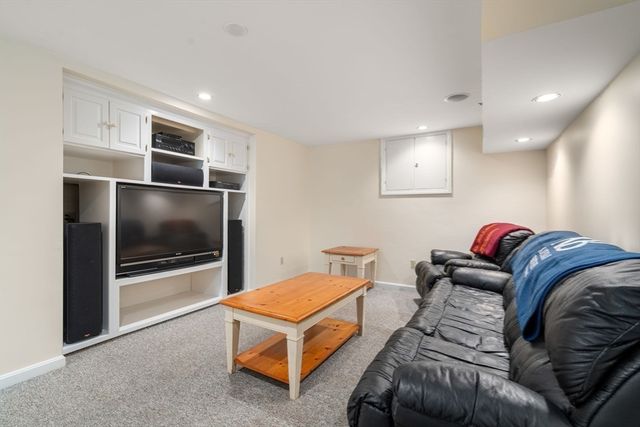 38 Upwey Rd, Wellesley, MA 02481