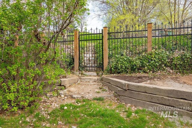 405 N 2nd St, Eagle, ID 83616