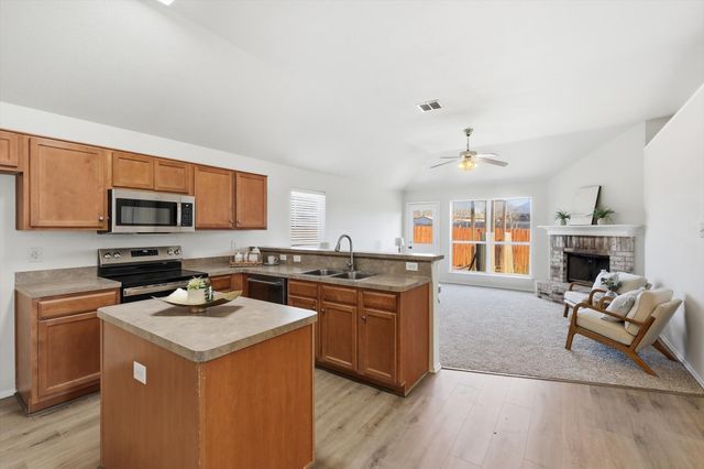 121 Kings Way Drive, Rhome, TX 76078