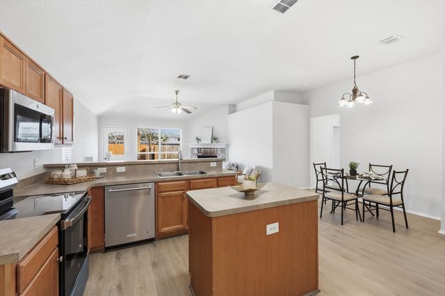 121 Kings Way Drive, Rhome, TX 76078