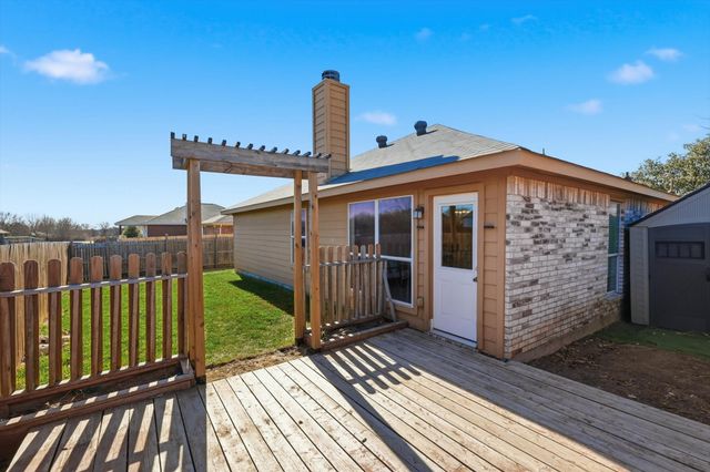 121 Kings Way Drive, Rhome, TX 76078