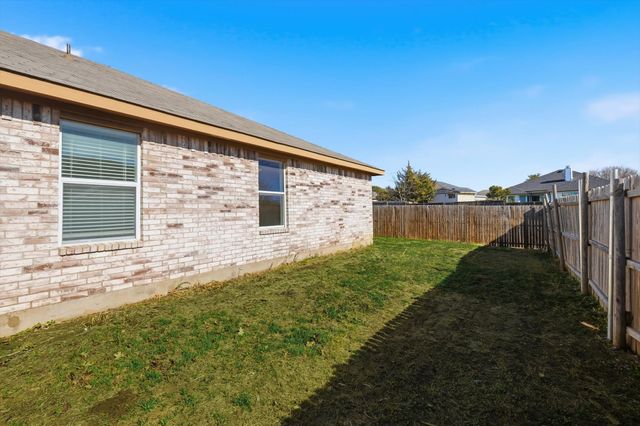 121 Kings Way Drive, Rhome, TX 76078