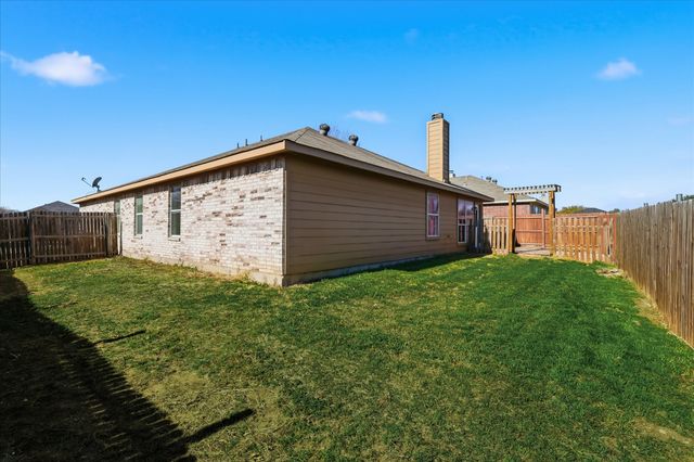 121 Kings Way Drive, Rhome, TX 76078