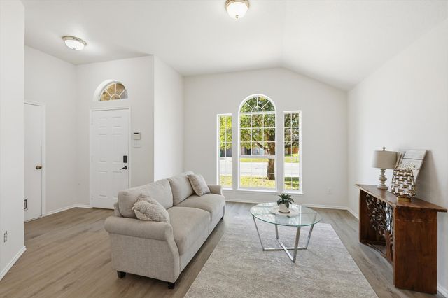 121 Kings Way Drive, Rhome, TX 76078