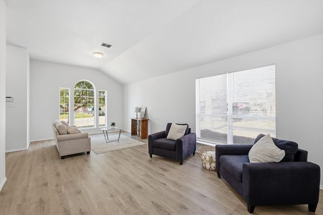 121 Kings Way Drive, Rhome, TX 76078