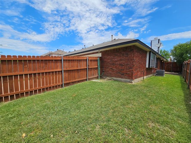 452 Chestnut Lane, Desoto, TX 75115