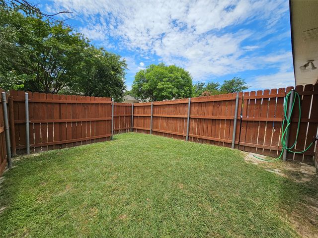 452 Chestnut Lane, Desoto, TX 75115
