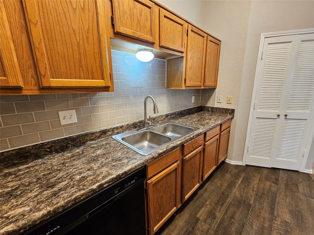 452 Chestnut Lane, Desoto, TX 75115