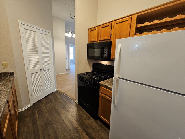 452 Chestnut Lane, Desoto, TX 75115