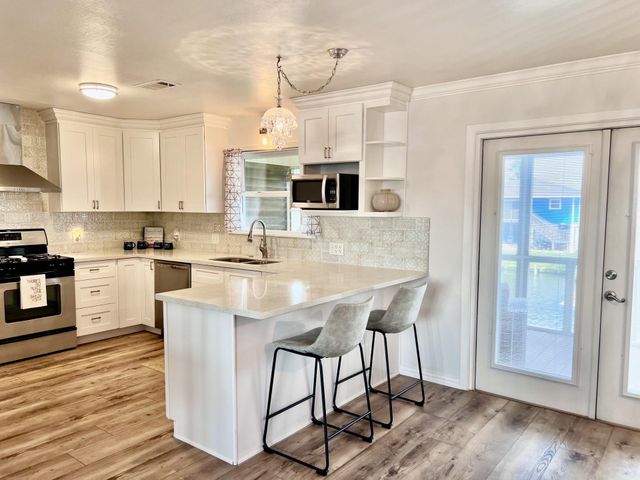 550 Pompano Street, Bayou Vista, TX 77563