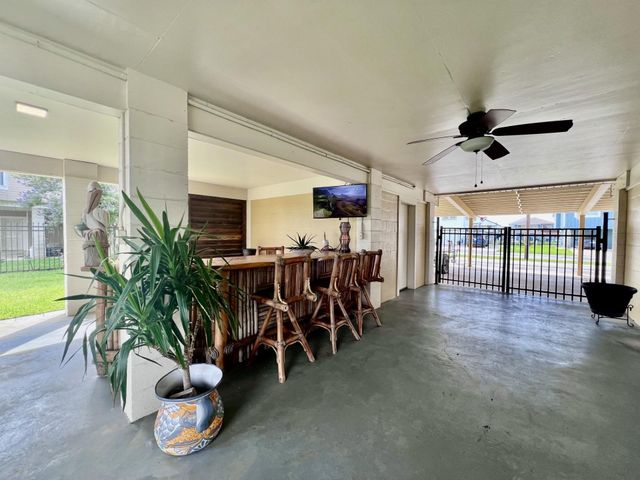 550 Pompano Street, Bayou Vista, TX 77563