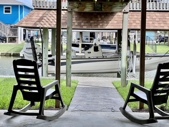 550 Pompano Street, Bayou Vista, TX 77563