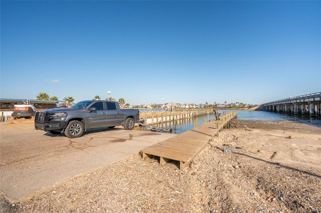 550 Pompano Street, Bayou Vista, TX 77563