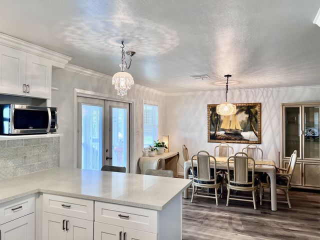 550 Pompano Street, Bayou Vista, TX 77563
