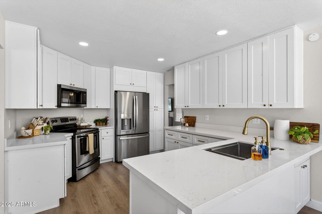 Image 15 of property listing at 4314 E AMBERWOOD Drive, Phoenix, AZ 85048
