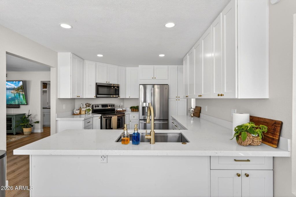 Image 16 of property listing at 4314 E AMBERWOOD Drive, Phoenix, AZ 85048
