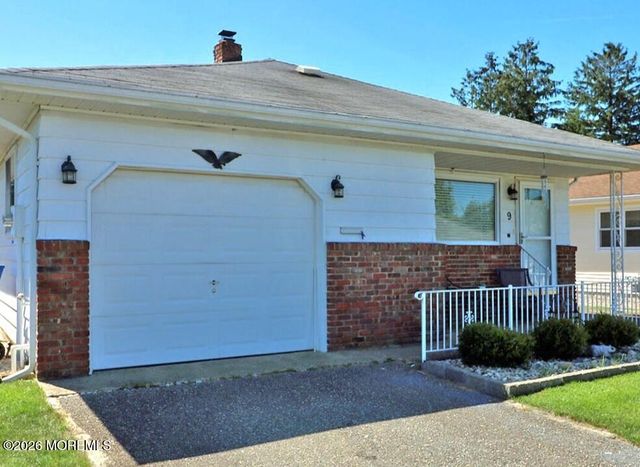 9 Bolans Court, Toms River, NJ 08757
