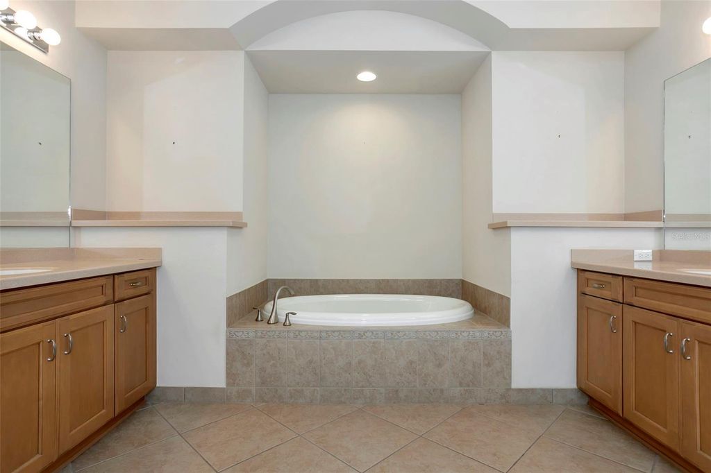 Image 27 of property listing at 16022 GOLDEN LAKES DRIVE, Wimauma, FL 33598