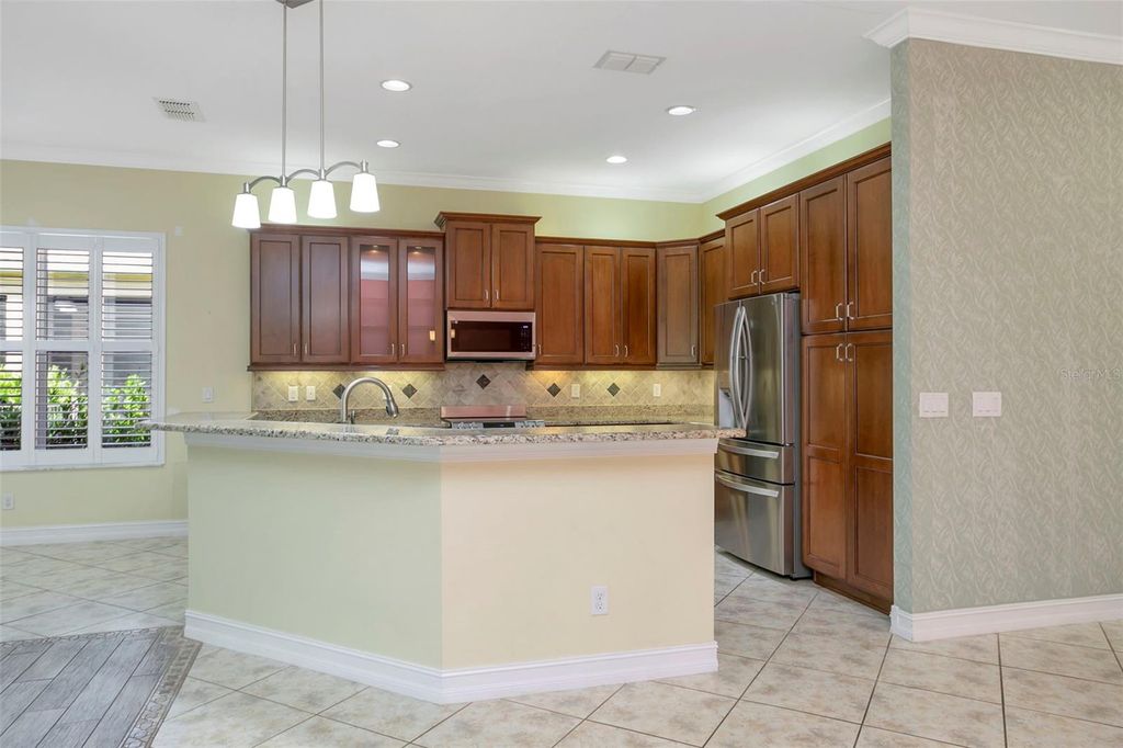 Image 7 of property listing at 16022 GOLDEN LAKES DRIVE, Wimauma, FL 33598