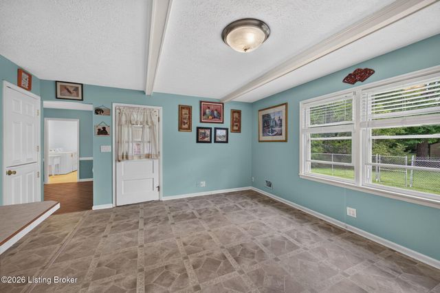 7802 Brynwood Ln, Louisville, KY 40291