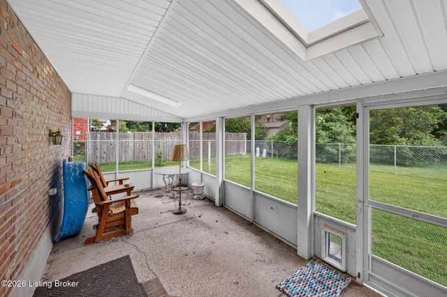 7802 Brynwood Ln, Louisville, KY 40291